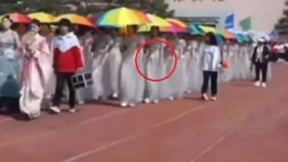  “学生组团退60件演出服”引热议 7天无理由就是随便退吗？